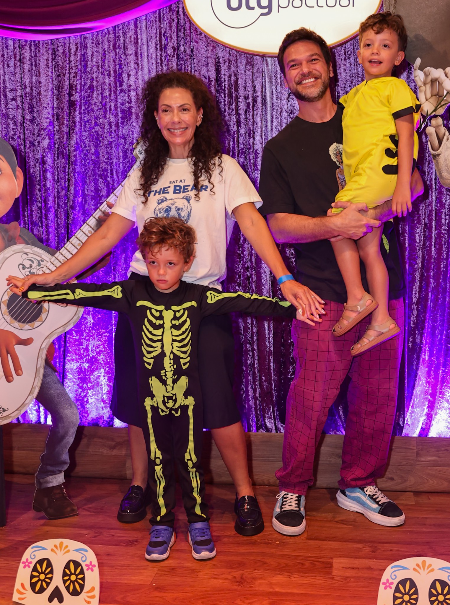 Fabiula Nascimento e Emilio Dantas com os gêmeos, Roque e Raul - Foto: Anderson Bordê / AgNews