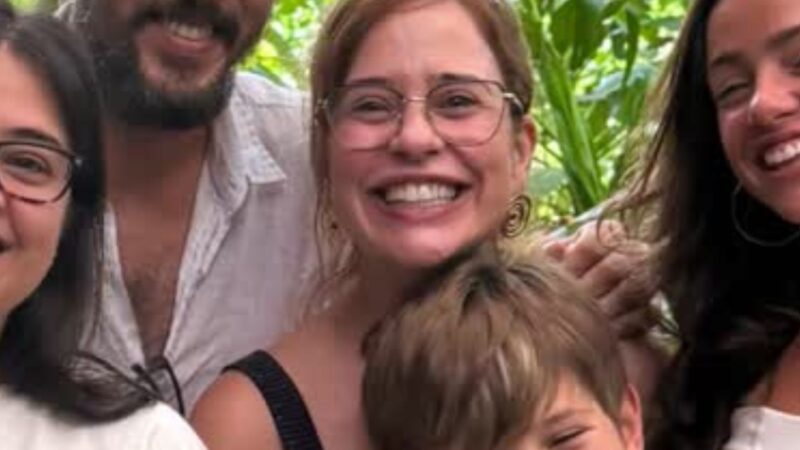 Palomma Duarte posa com o marido e os três filhos - Foto: Reprodução / Instagram @palommaduarte