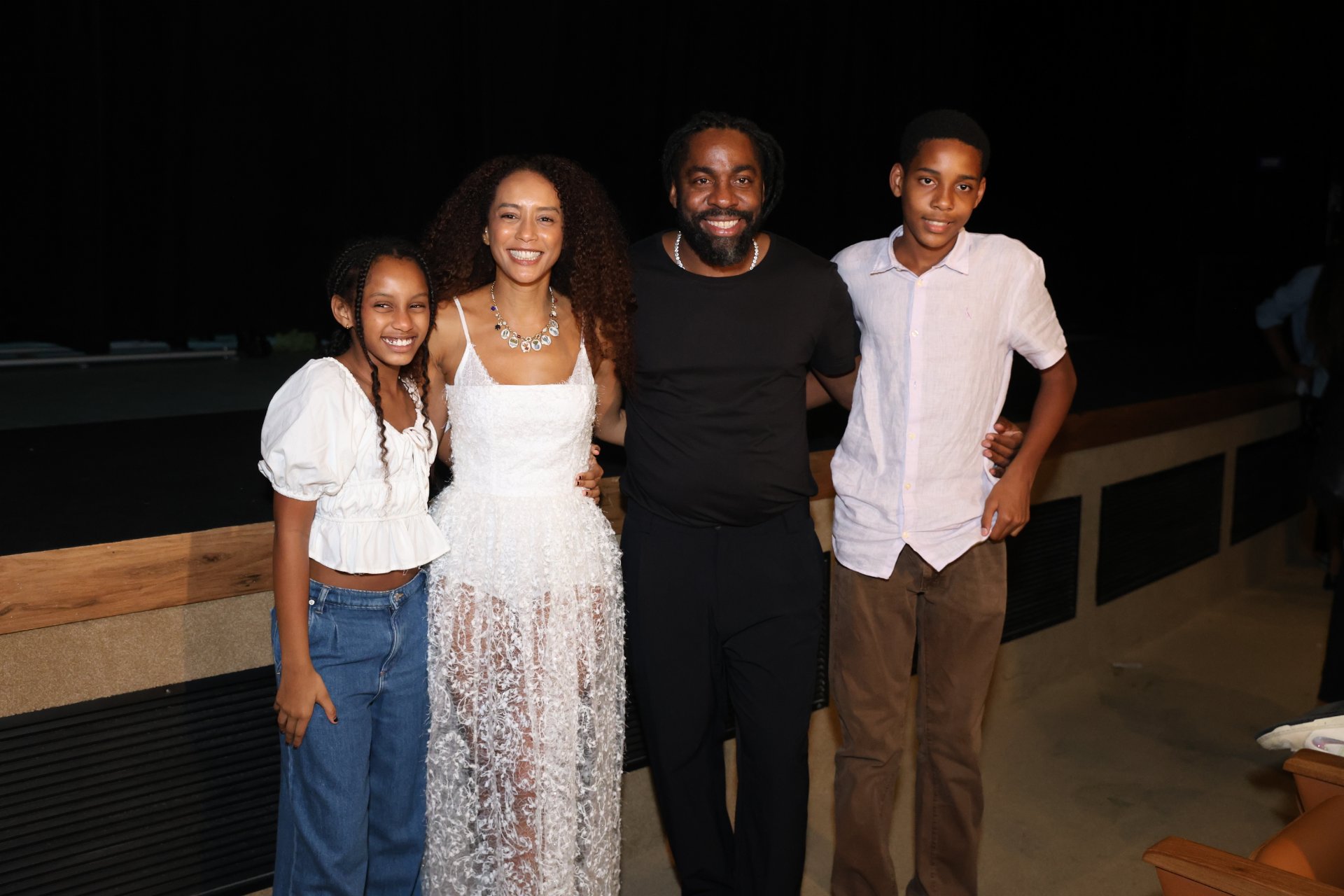 Taís Araujo e Lázaro Ramos com os filhos, Maria Antônia e João Vicente - Foto: Daniel Pinheiro / Brazil News