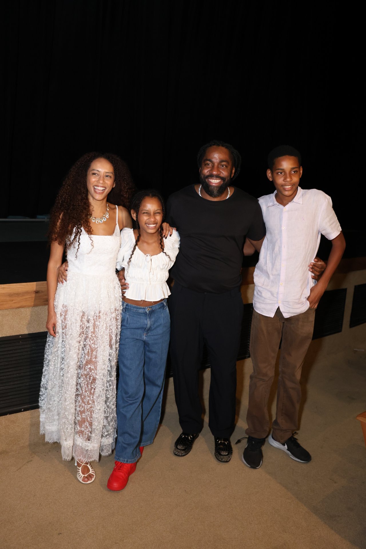 Taís Araujo e Lázaro Ramos com os filhos, Maria Antônia e João Vicente - Foto: Daniel Pinheiro / Brazil News