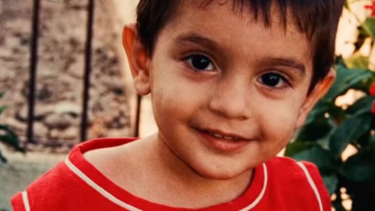 Quem é? Aos 27 anos, criança da foto iniciou a carreira cantando em bares do Ceará