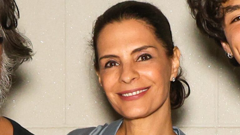 Helena Ranaldi faz rara aparição com o filho de 28 anos, o ex-marido e o atual em noite especial