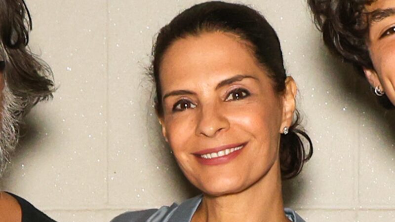 Helena Ranaldi faz rara aparição com o filho de 28 anos, o ex-marido e o atual em noite especial