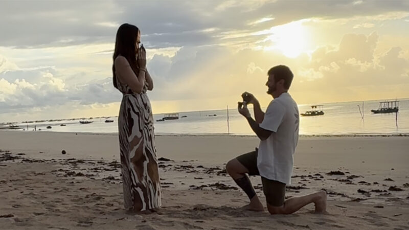 Assista ao pedido de casamento da atriz Juliana Paiva na praia