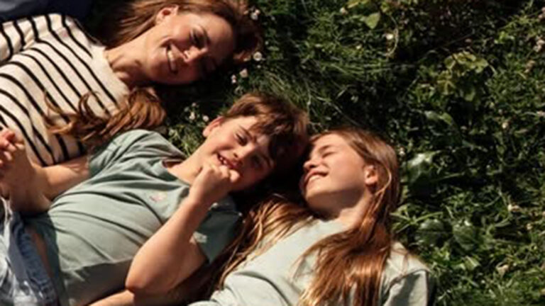 Detalhe em foto da princesa Charlotte, de 10 anos, mostra que ela já é uma mocinha