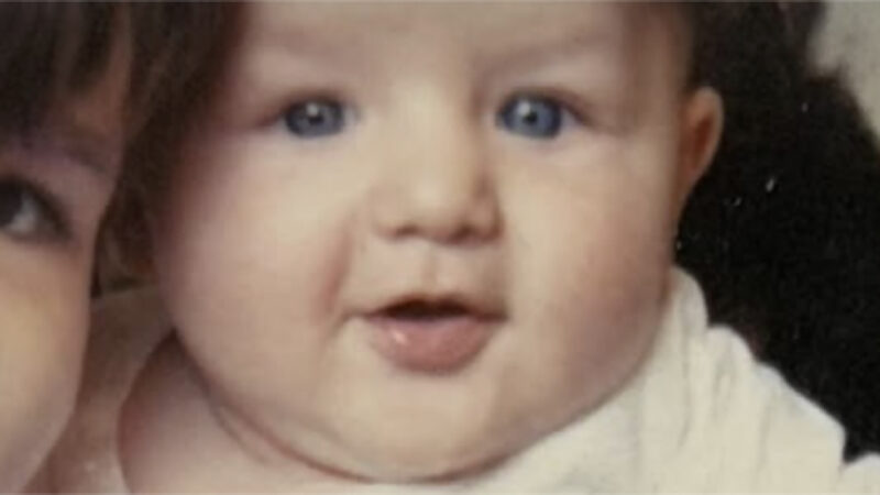 Quem é? Bebê da foto cresceu, está com 39 anos e tem uma filha que é a cara dele