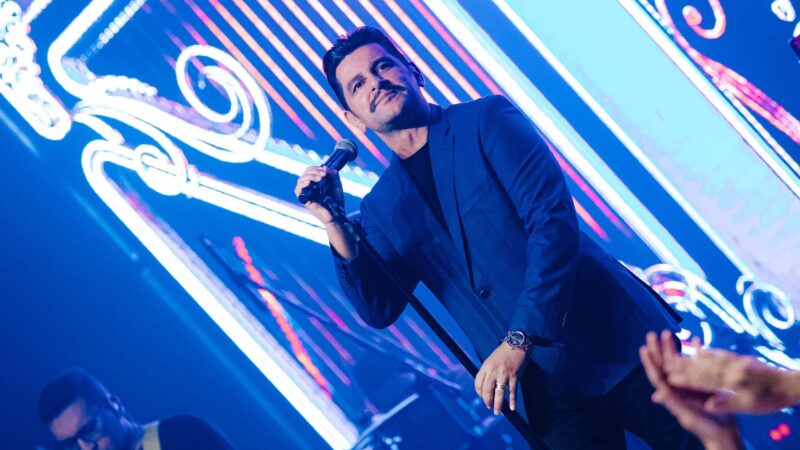 Aos 45 anos, Léo Magalhães relembra início na música e surpreende ao falar do sucesso: ‘Sonho’
