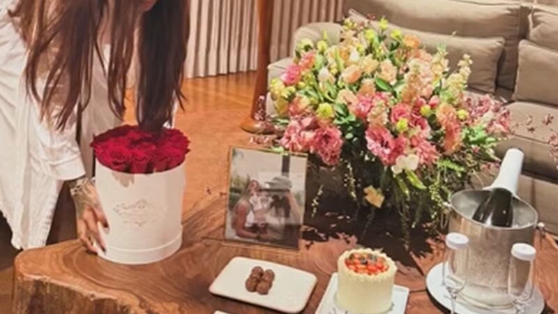 Aniversariante do dia, cantora de sucesso celebra 31 anos com surpresa romântica da esposa