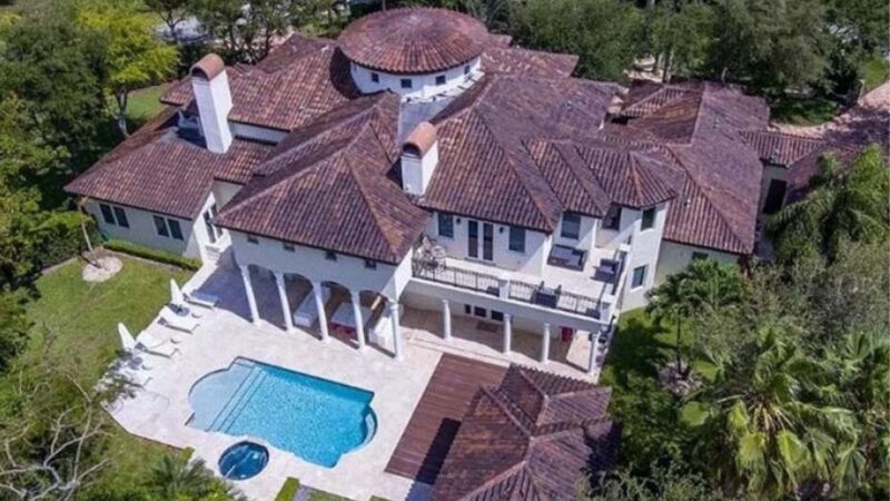 Aos 47 anos, cantor internacional morou em mansão com spa e cassino particular de mais de R$ 10 milhões