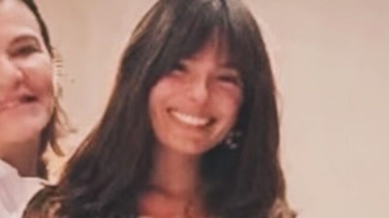Parecidas? Mãe de Isis Valverde impressiona ao surgir em foto rara com a filha: ‘Que lindas’