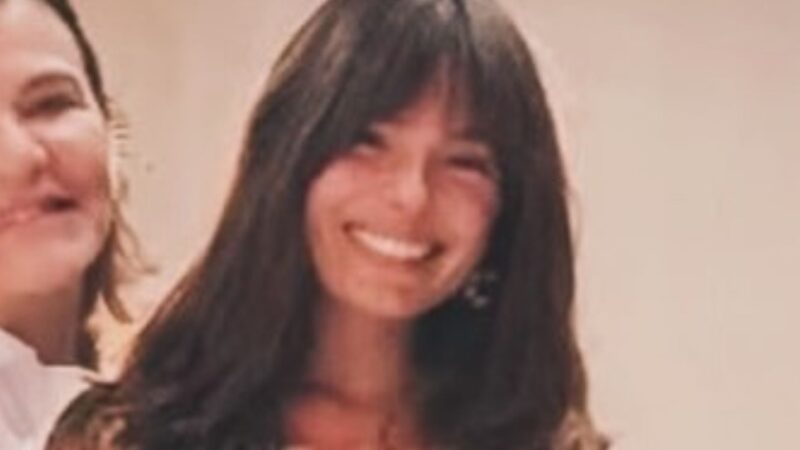 Parecidas? Mãe de Isis Valverde impressiona ao surgir em foto rara com a filha: ‘Que lindas’