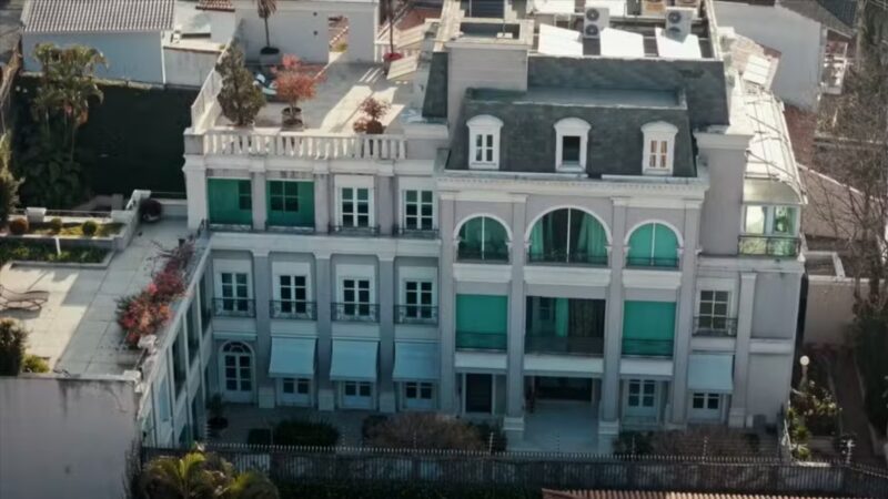 Aos 78 anos, herdeira bilionária vive em mansão de até R$ 100 milhões em São Paulo com 96 cômodos