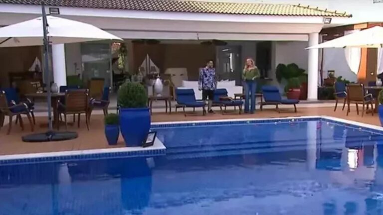 Aos 57 anos, cantor vive em mansão milionária com cinema privativo e estúdio musical