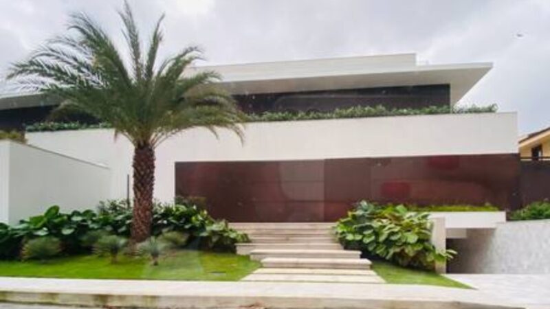 Ícone dos gramados faz 55 anos após vender mansão de R$ 16 milhões com piscina com cascata