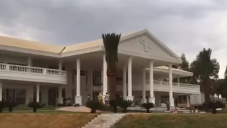 Aos 36 anos, cantor é dono de mansão de 3 mil m² com praia artificial e arquitetura faraônica