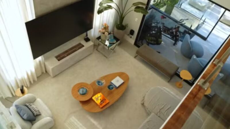 Aos 39 anos, modelo brasileira ostenta mansão de R$ 19 milhões com cinema e elevador
