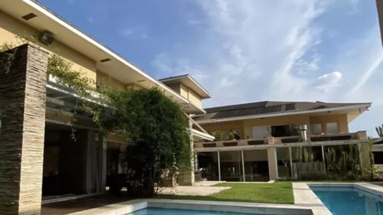 Após separação de cantora, famoso se mudou para mansão de R$ 12 milhões com quadra e piscina gigante