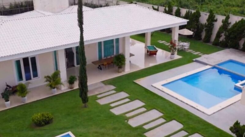 Pai de primeira viagem, cantor tem mansão com campo de futebol e piscina ampla