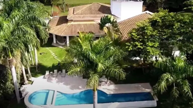 Aos 37 anos, cantor e ex-BBB mora em mansão com cinema ao ar livre e itens de até R$ 18 mil