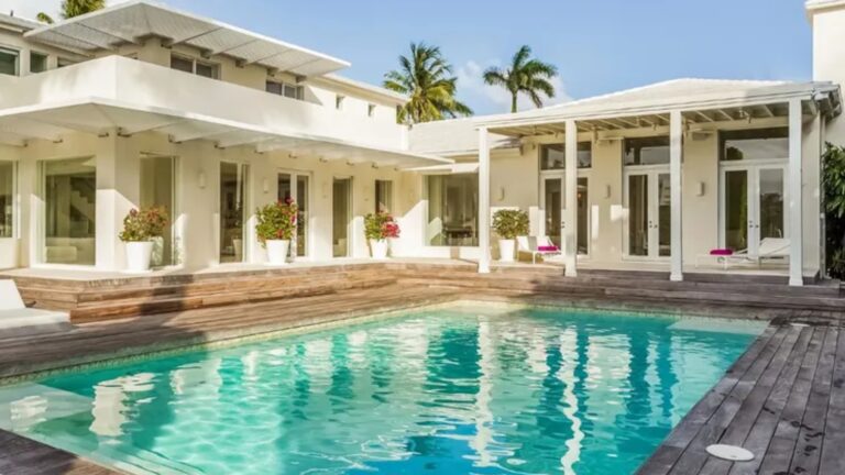 Cantora que faz história no Brasil viveu em mansão de quase R$ 60 milhões com 750 m² e área externa
