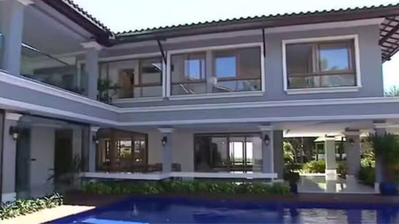Aos 44 anos, cantor brasileiro ostenta mansão luxuosa no Nordeste