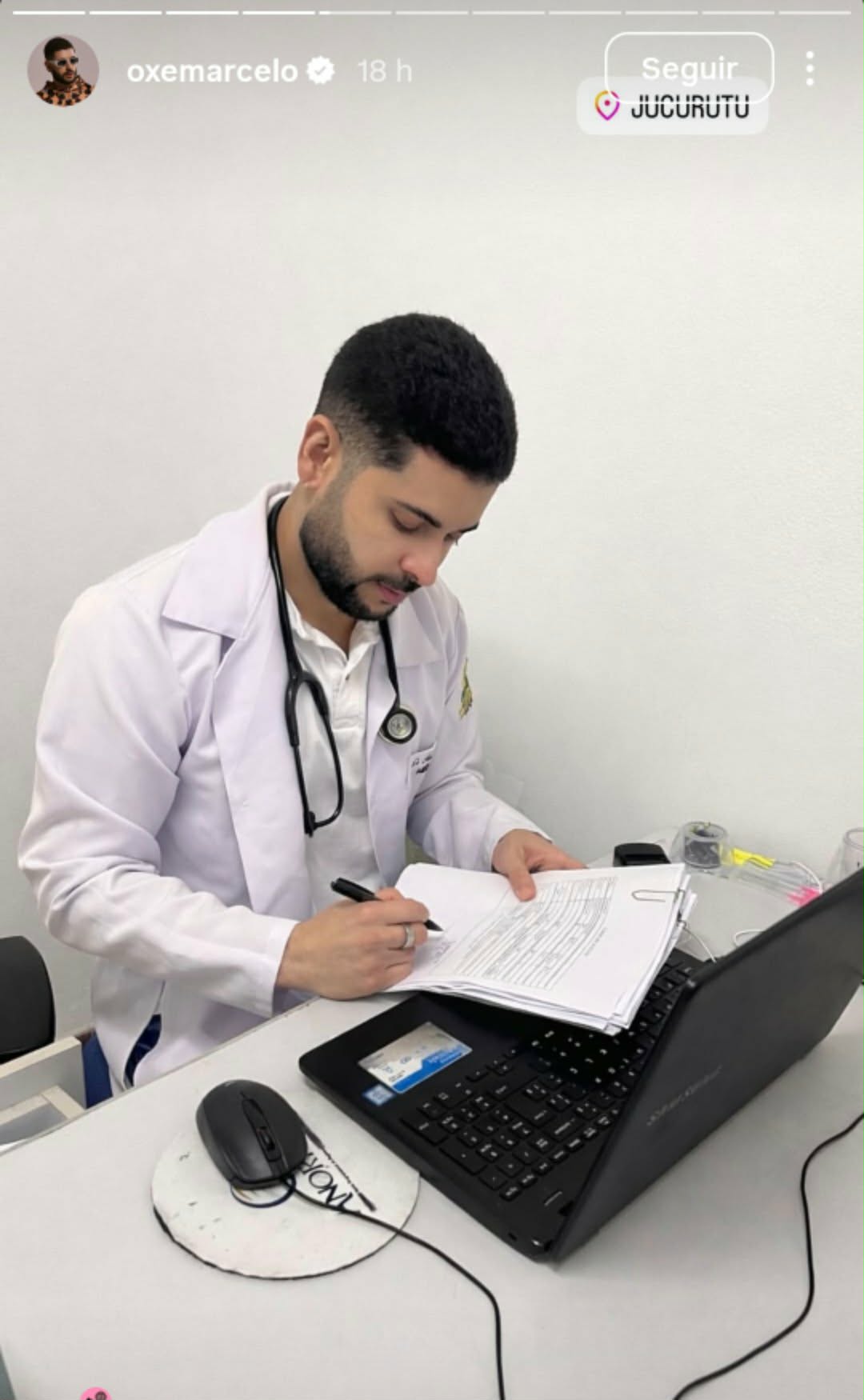 Marcelo trabalhando como médico