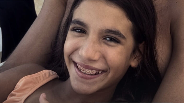 Filha de Deborah Secco surge a cara do pai em nova foto
