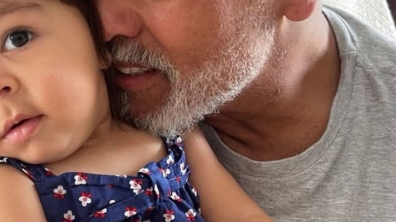 Mauricio Mattar com a neta caçula, Kylie - Foto: Reprodução / Instagram @mauriciomattar