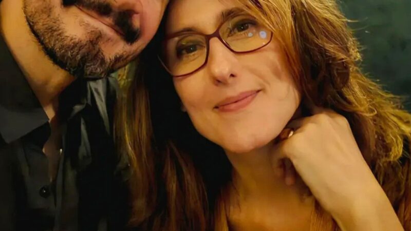 Aos 53 anos, Paola Carosella surge em fotos raras com o namorado em data especial