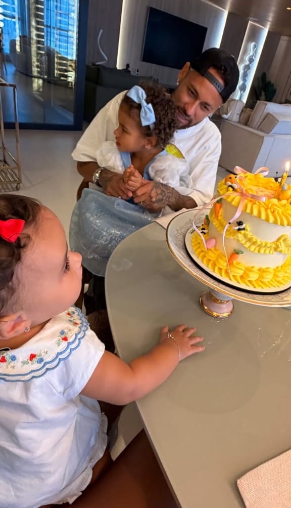 Neymar com Mavie e Mel