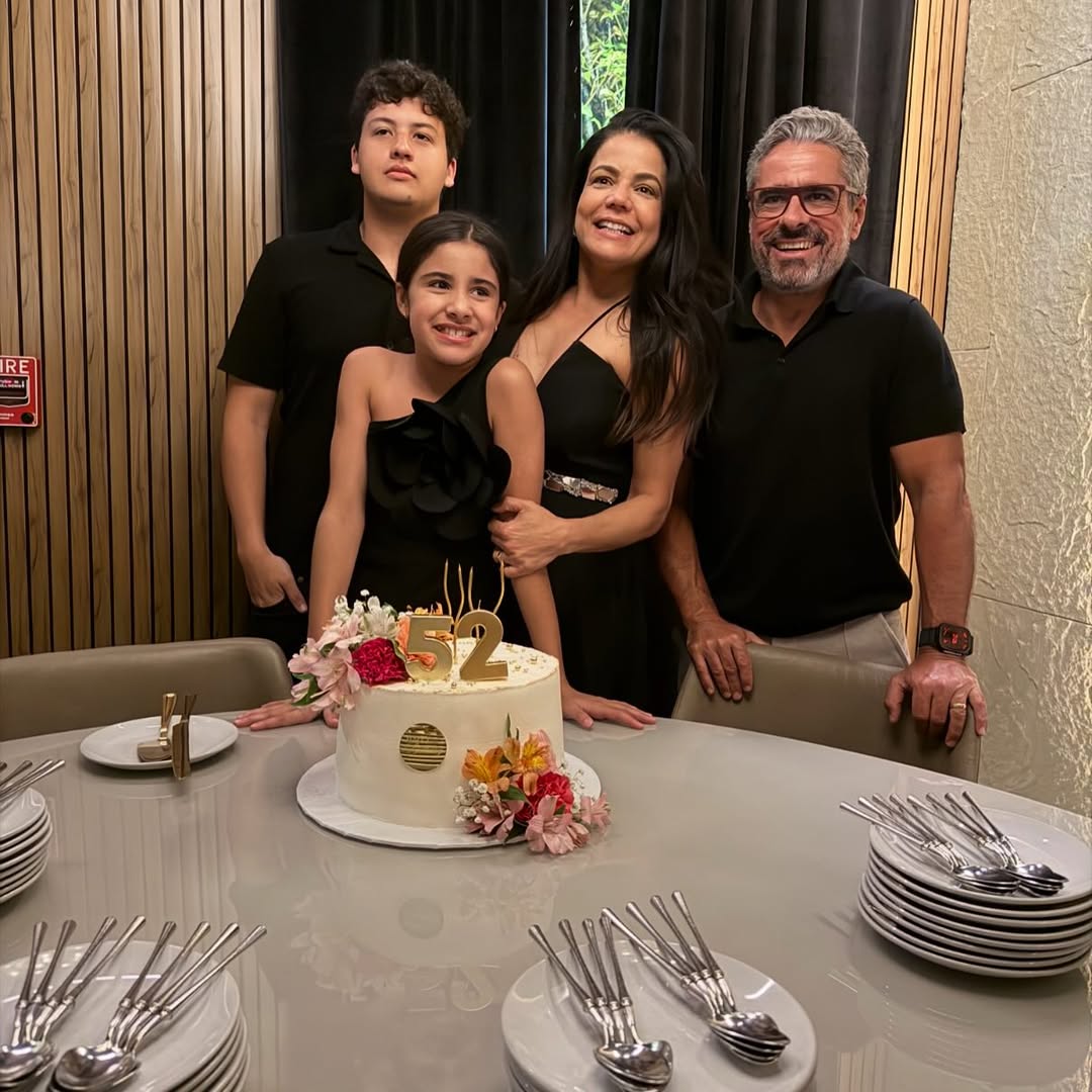 Nívea Stelmann com os filhos e o marido - Foto: Reprodução / Instagram