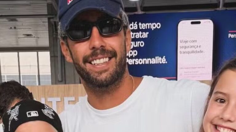 Cara de quem? Filhos de Pedro Scooby e Luana Piovani surgem em foto inédita com o pai