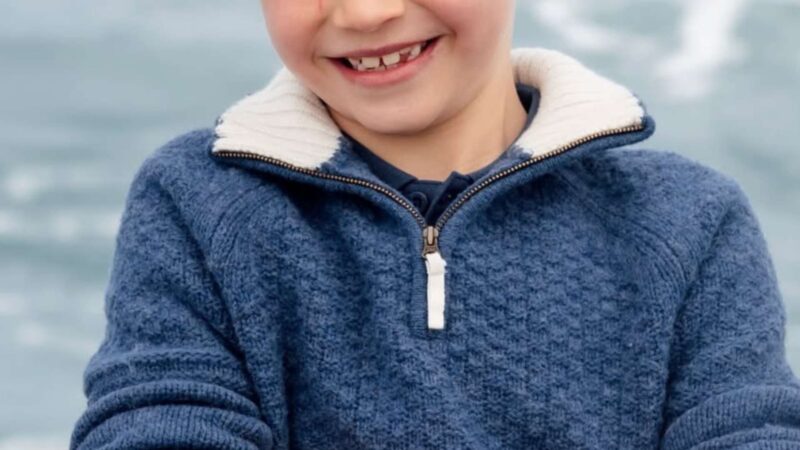 Como cresceu! Aos 8 anos, Príncipe Louis rouba a cena em foto oficial de aniversário