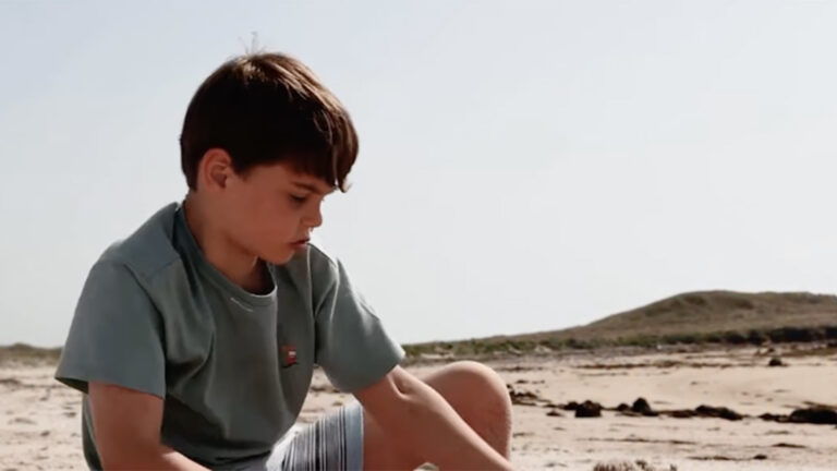 Príncipe Louis está com 8 anos! Realeza exibe vídeo inédito do herdeiro longe dos holofotes