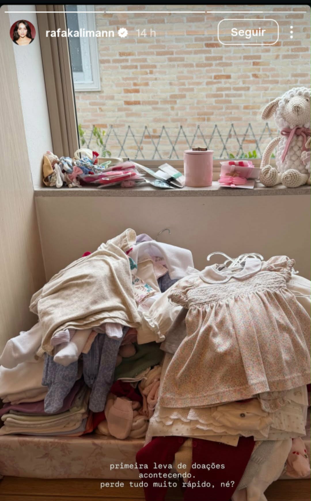 Rafa Kalimann mostra doação de roupas da filha