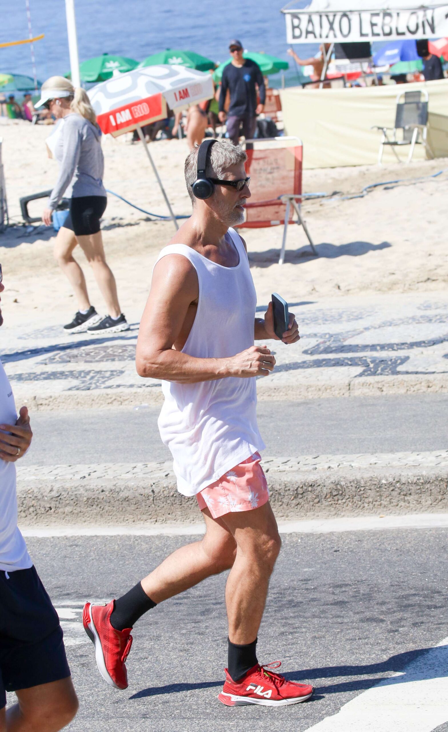 Reynaldo Gianecchini correndo na orla 
