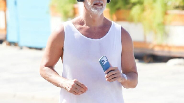 Aos 53 anos, eterno galã das novelas da Globo rouba a cena ao correr na orla da praia