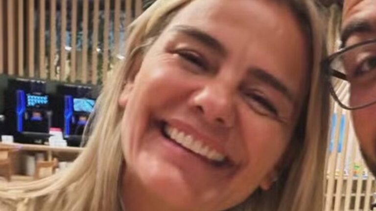 Aos 26 anos, filho de Ronaldo Fenômeno rouba a cena em foto com a mãe antes de viagem