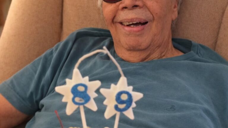 Lembra dele? Ex-assistente de palco de Silvio Santos completa 89 anos; veja como ele está