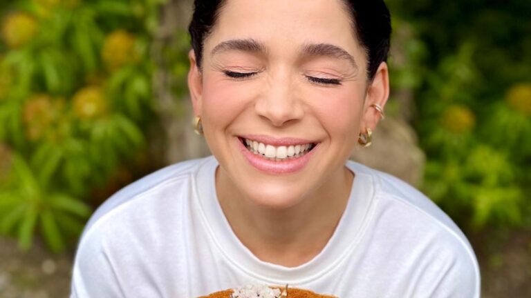 Com bolo simples, Sabrina Petraglia celebra 43 anos ao lado da família: ‘Fiz o melhor’