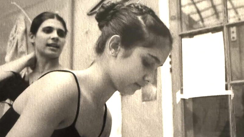 Aos 57 anos, adolescente da foto se tornou um dos nomes mais conhecidos da TV brasileira