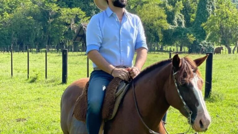 Aos 45 anos, cantor sertanejo mora em fazenda milionária e fatura alto com presente de avô