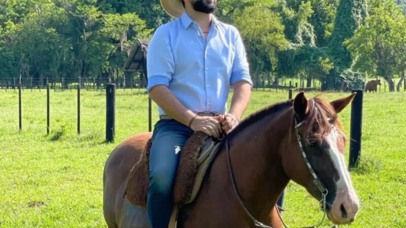 Aos 45 anos, cantor sertanejo mora em fazenda milionária e fatura alto com presente de avô