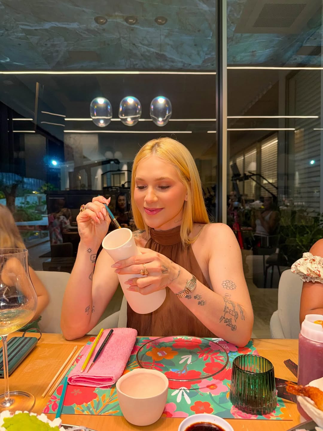 Virginia pintando cerâmica pela primeira vez