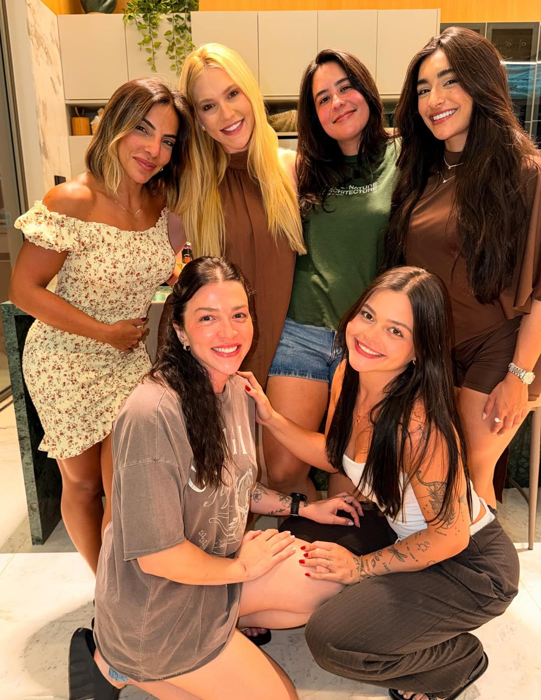 Virginia faz tatuagem com as amigas - Foto: @virginia