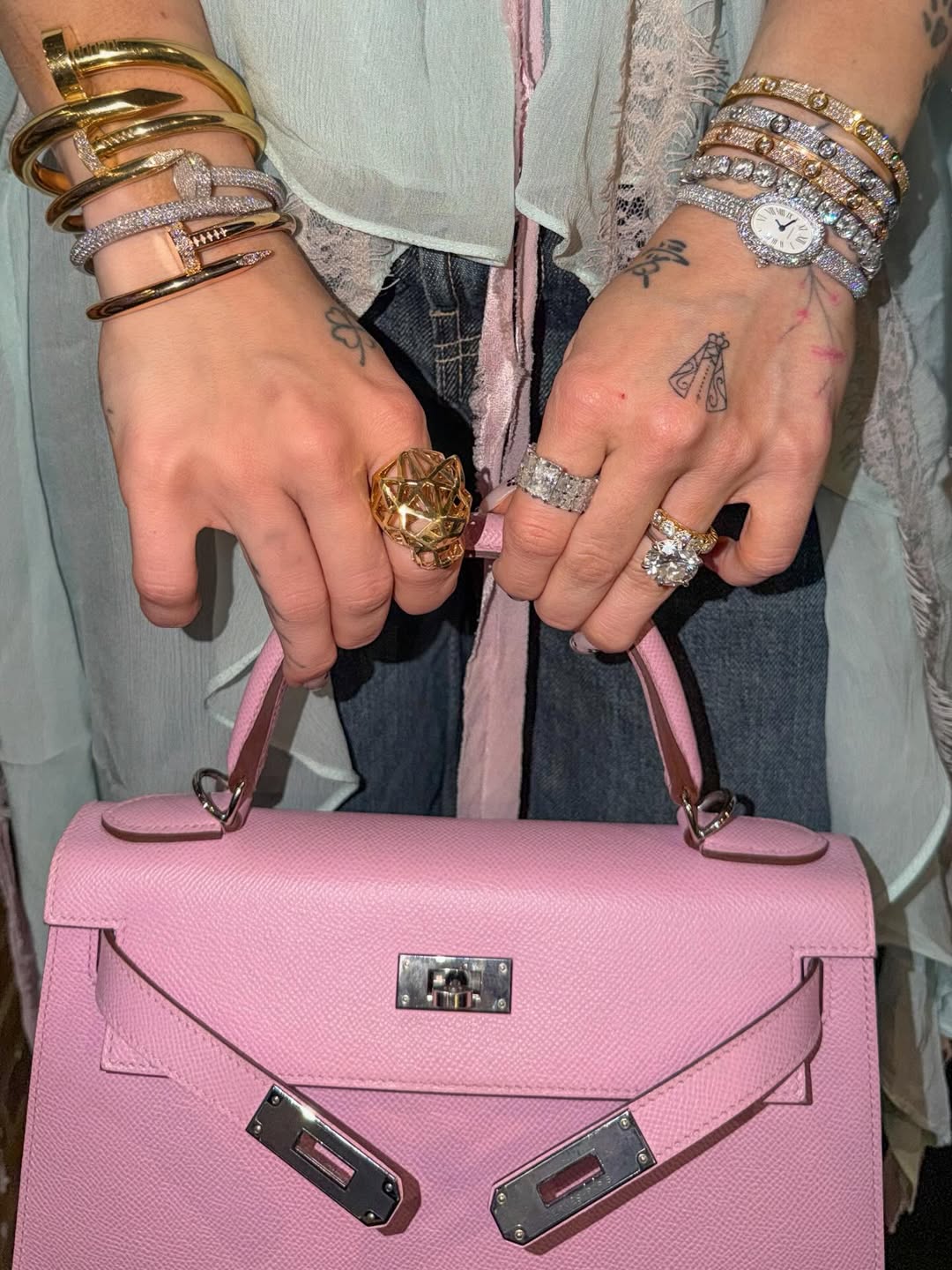 Virginia aposta em bolsa de grife para curtir passeio em Madri - Foto: Reprodução / Instagram @virginia 