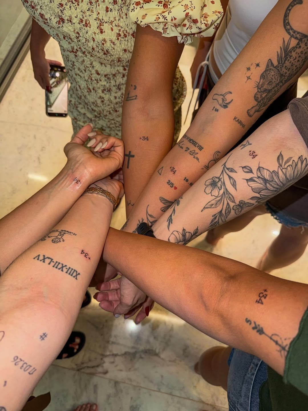 Virginia faz tatuagem com as amigas
