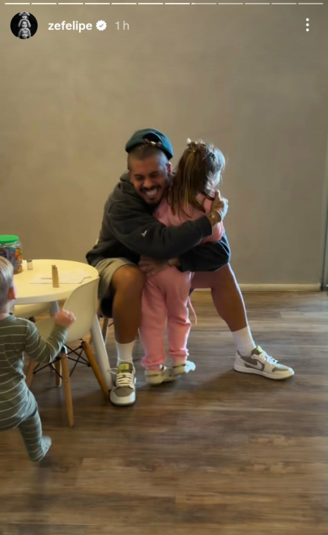 Zé Felipe reencontra os filhos