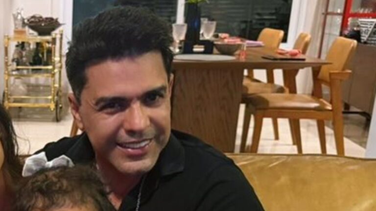 Aos 63 anos, Zezé Di Camargo chama atenção em fotos com as filhas e os netos: ‘Família linda’