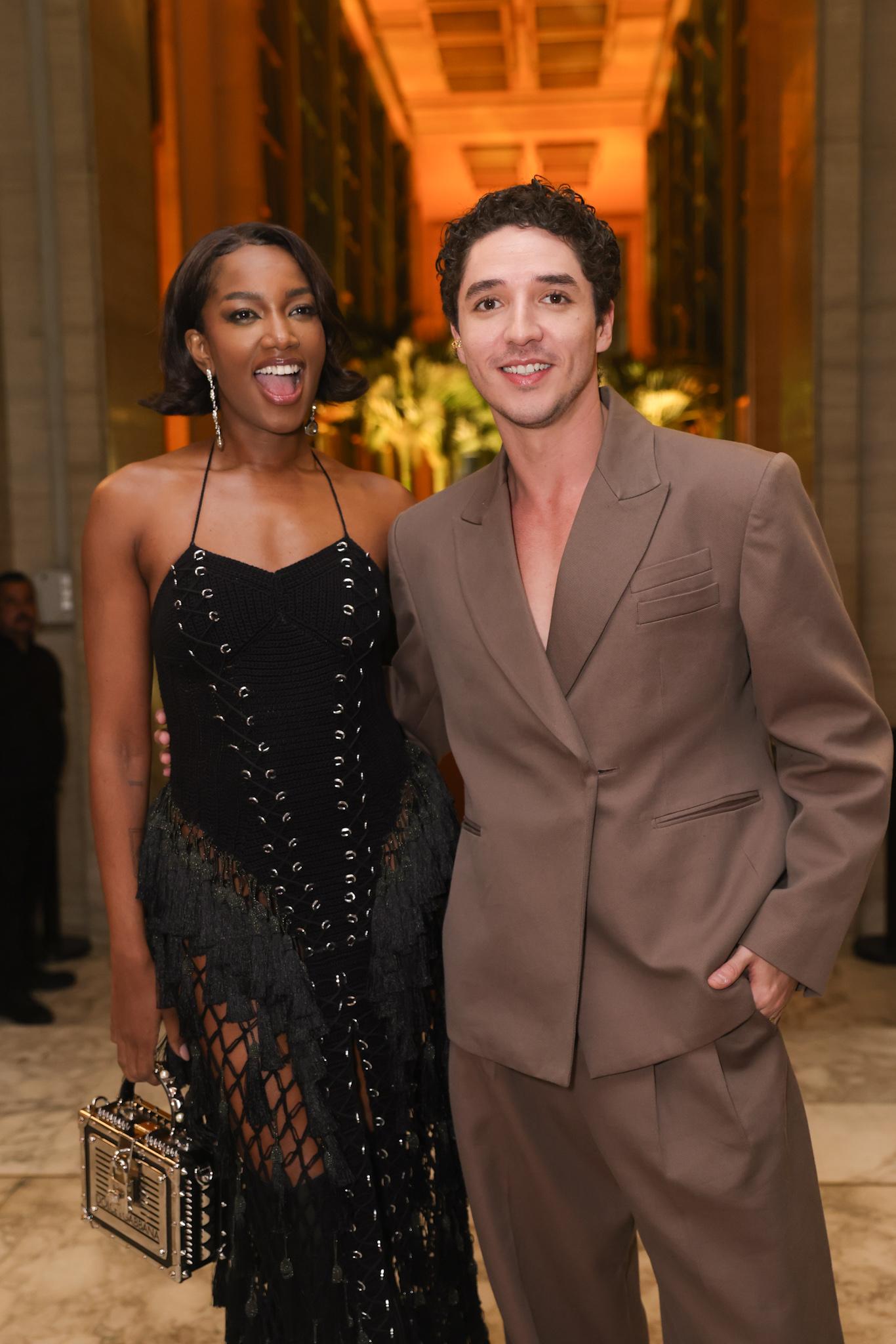Iza e João Vitor Silva na festa de lançamento da novela Quem Ama Cuida em SP. Fotos: Lucas Ramos / Brazil News